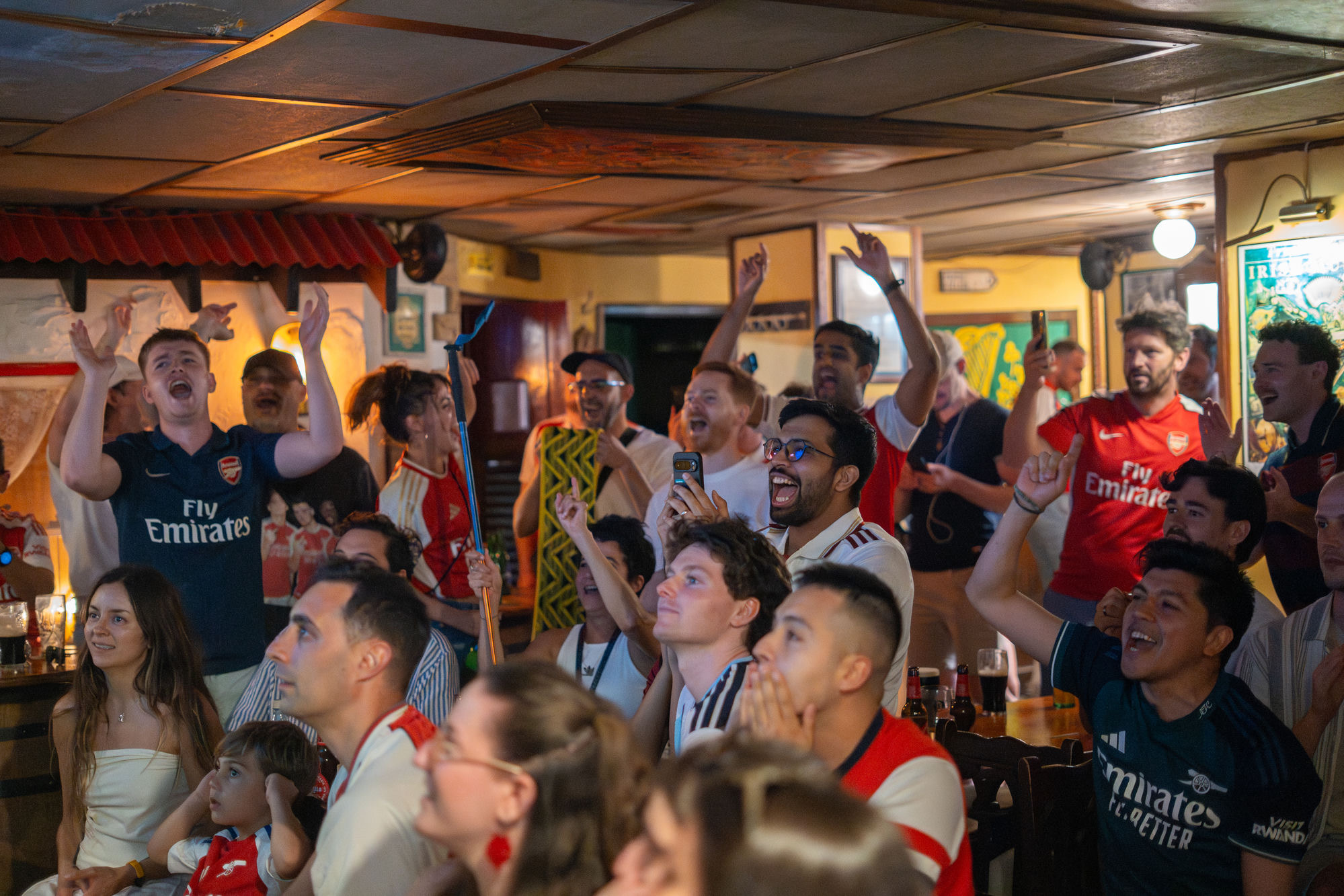 Socios de Arsenal Spain celebrando un gol juntos en el pub mientras ven el partido